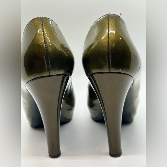 CHANEL Patent Leather Green Pumps, • Interlocking CC Logo. Size 38.5 (US 8.5) - Picture 6 of 9